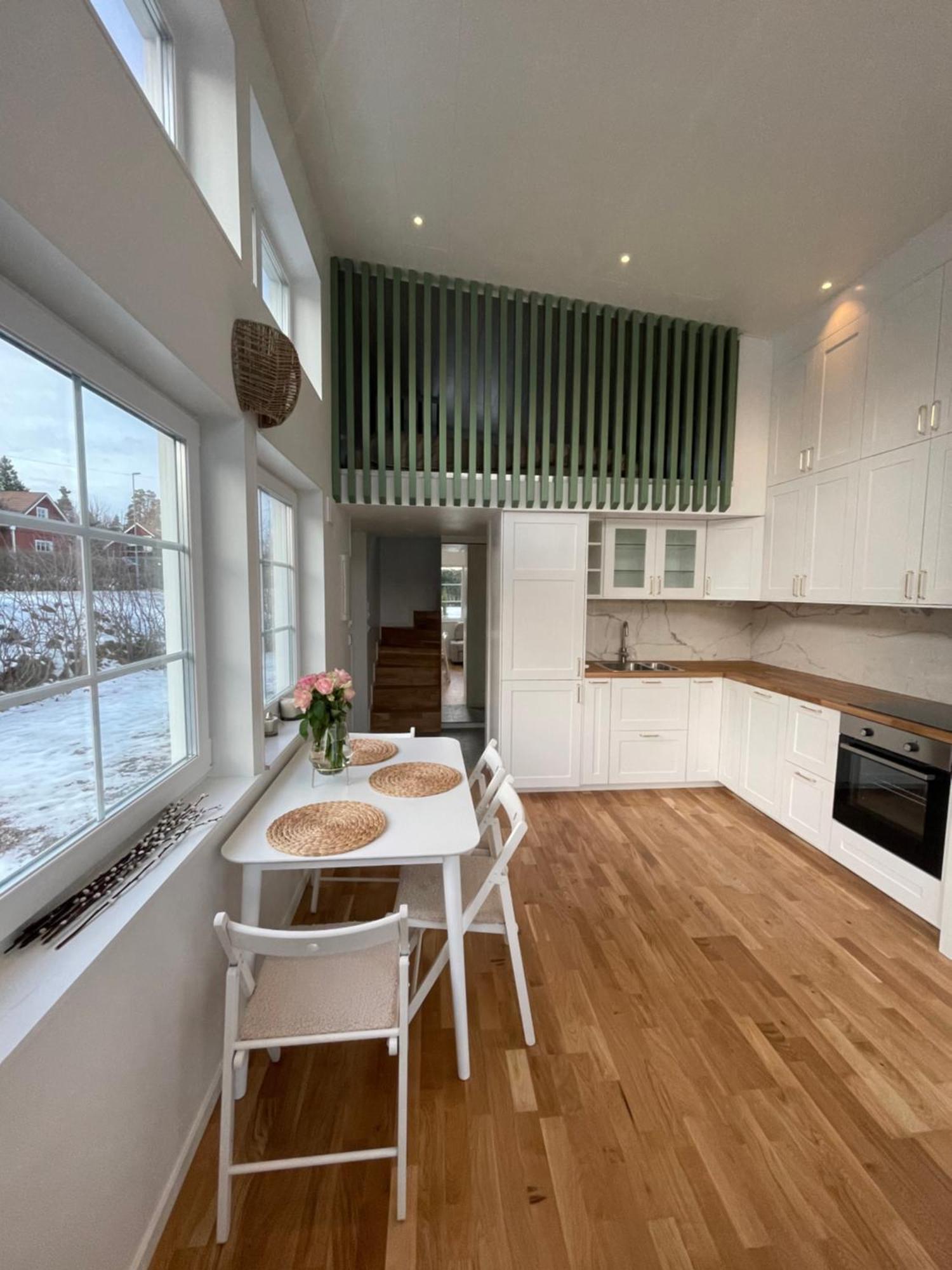 Ett Nytt Fraesch Hus Utanfoer Stockholm Naera Arlanda Villa Rosersberg Kültér fotó