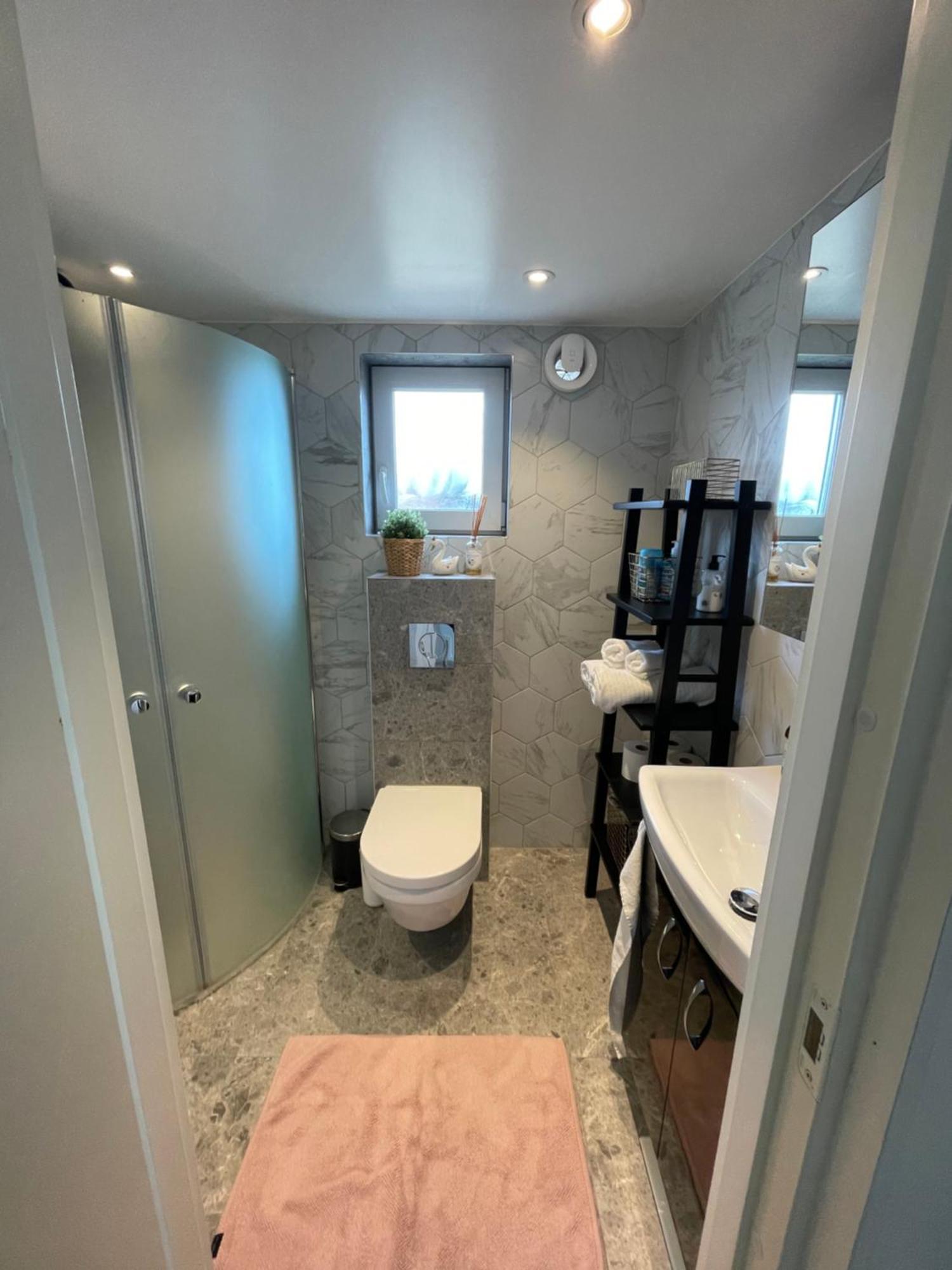 Ett Nytt Fraesch Hus Utanfoer Stockholm Naera Arlanda Villa Rosersberg Kültér fotó